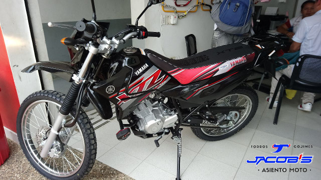 Forro para el tapizado del cojín de moto XTZ Yamaha, color negro con rojo.